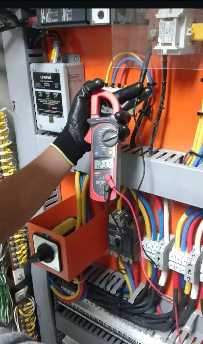 Painel elétrico organizado com medidor e cabos identificados